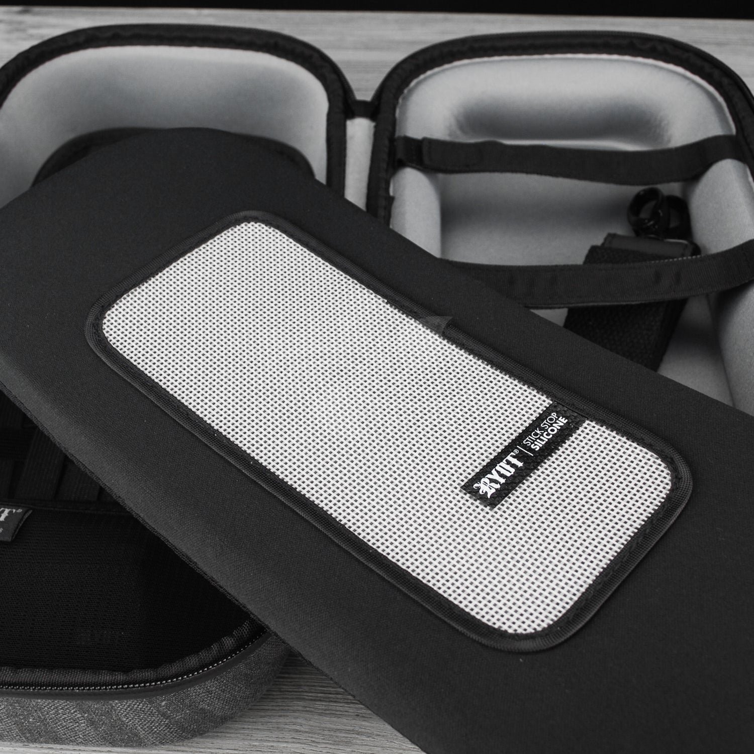 Ryot 35cm Axe Pack W/ SmellSafe Technology - Image 12